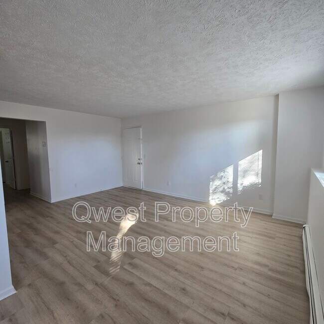 Building Photo - 3829 Silver Lake Rd