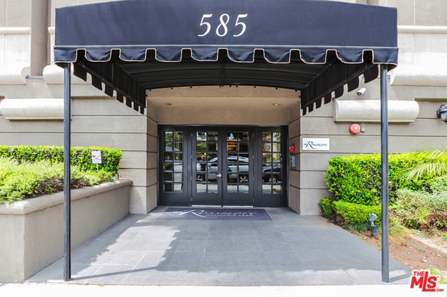 Building Photo - 585 N Rossmore Ave