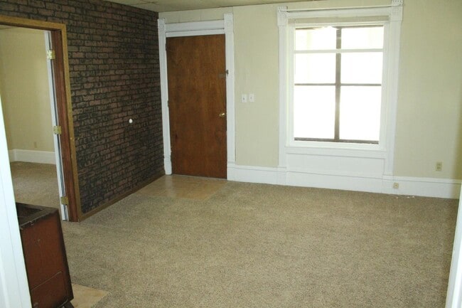 Building Photo - 119 Elm St