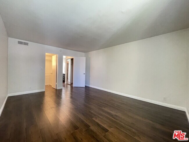 Building Photo - 8535 W Knl Dr