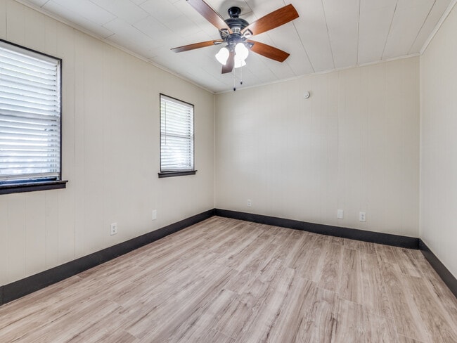 Building Photo - 9311 Oakland Dr