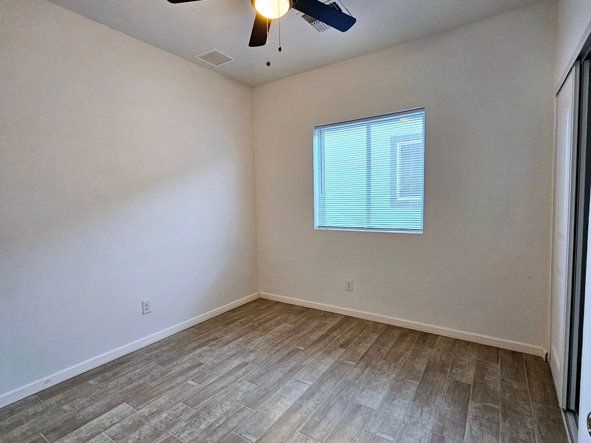 Building Photo - 1112 E 4th St