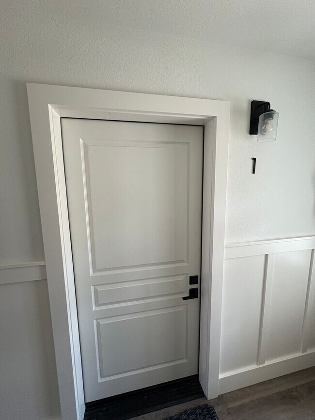 Building Photo - Remodeled 1 Bed/1 Bath Unit in Prime Location - Broadway