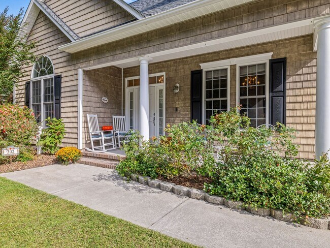 Building Photo - Beauty by the Water!