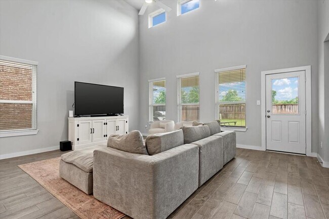 Building Photo - 15815 Eastern Meadowlark Wy