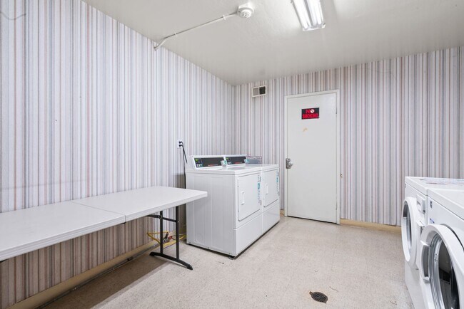 Building Photo - Cutest Condo on the Market!