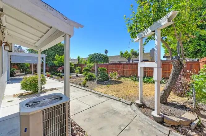 Building Photo - 10134 Creek Trail Cir