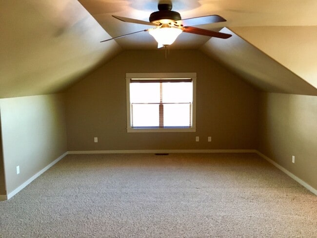 Building Photo - 2811 Blackbird Dr