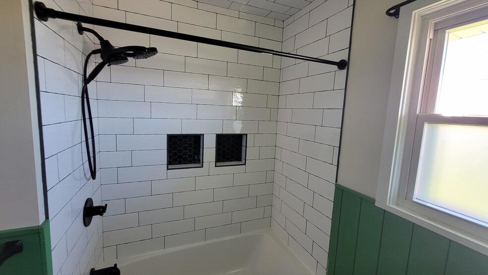 Shower - 39 Wadsworth St