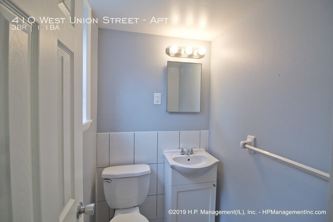 Building Photo - Woodcrest Three Bedroom First Floor
