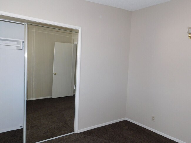 Building Photo - 4BD/2BA In La Mirage. Large Backyard!