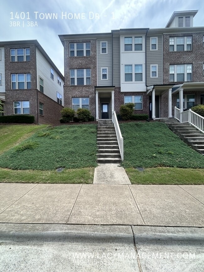 Building Photo - 1401 Town Home Dr
