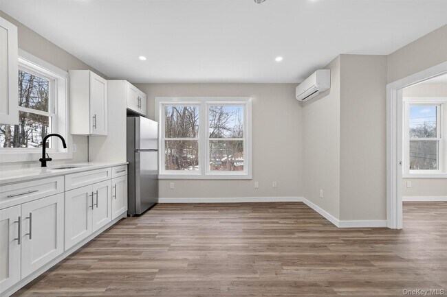 Building Photo - 303 Main St