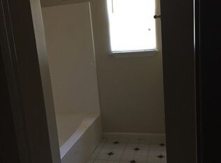 Building Photo - 2711B Redwood St
