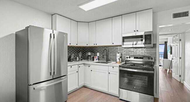 Building Photo - 556 Coral Ct