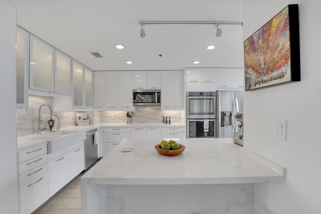 Building Photo - 4114 W Palm Aire Dr