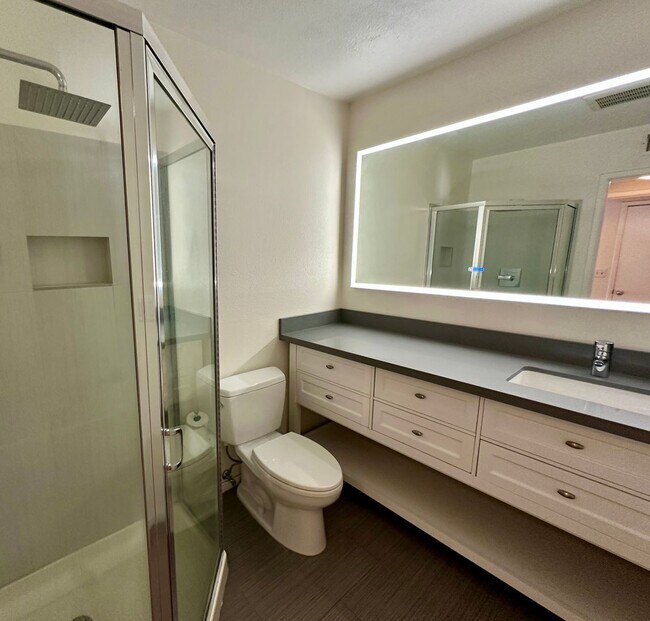 Building Photo - Convenient and Private Townhome