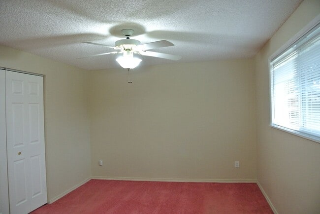 Building Photo - Spacious 4 bedroom 2 bath Home in North Al...