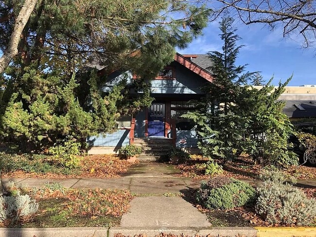 Building Photo - 245 W 13th Ave