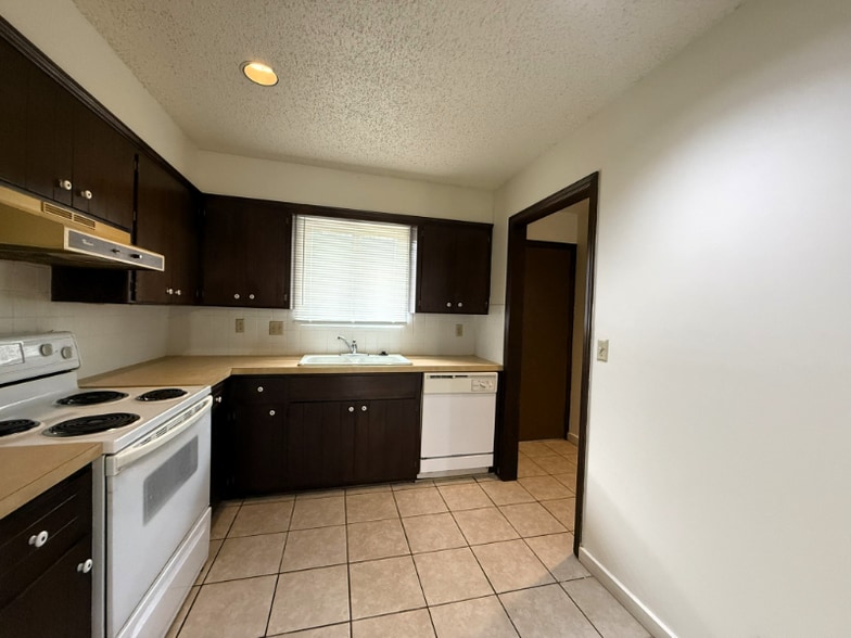 Building Photo - 1330 N Perry Ave