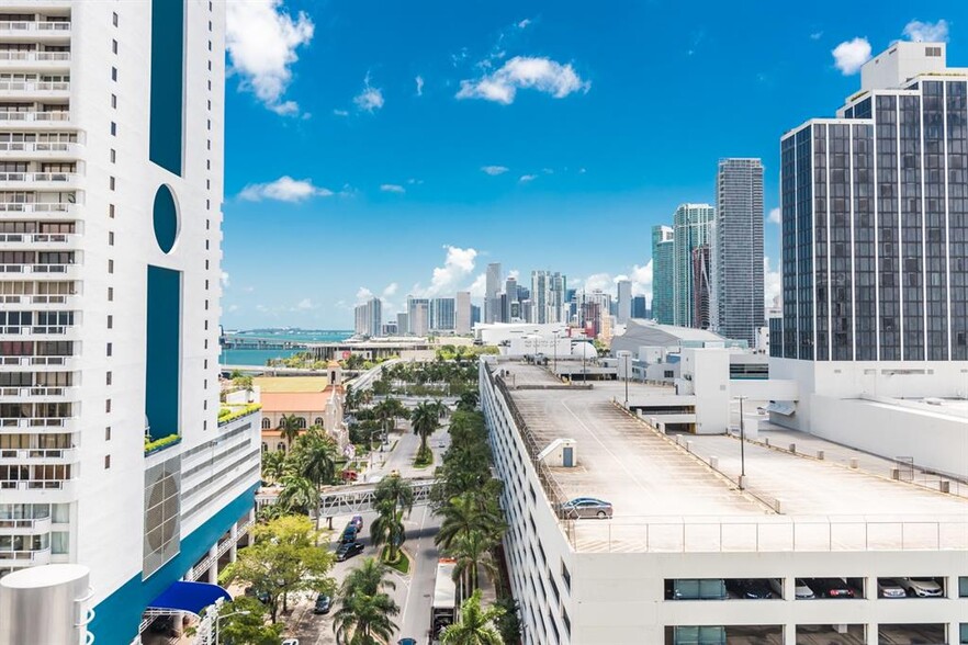 Building Photo - 1750 N Bayshore Dr