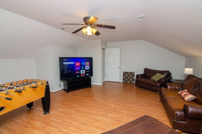 Building Photo - Stunning remodeled home in Franklin with a garage