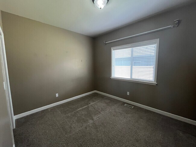 Building Photo - 2030 N Springland Pl