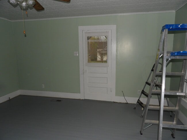 Building Photo - 505 Ave 2 NE