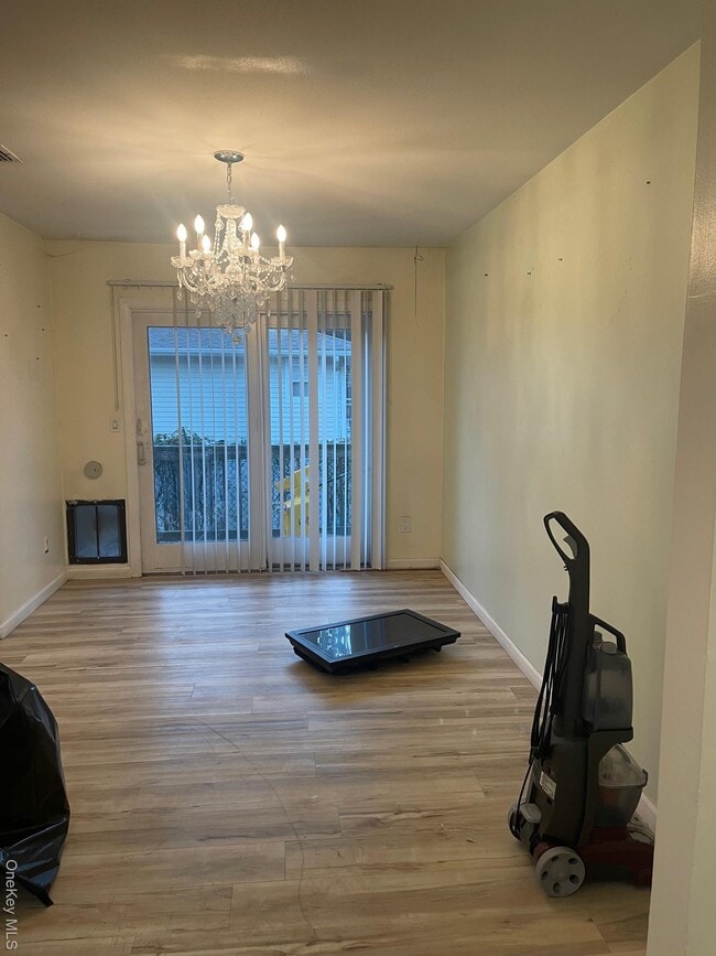 Building Photo - 185 E Parkview Dr