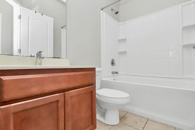 Building Photo - Beautiful End Unit 3BD/2.5BA Townhome in t...