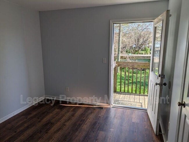 Building Photo - 527 S Anthony St