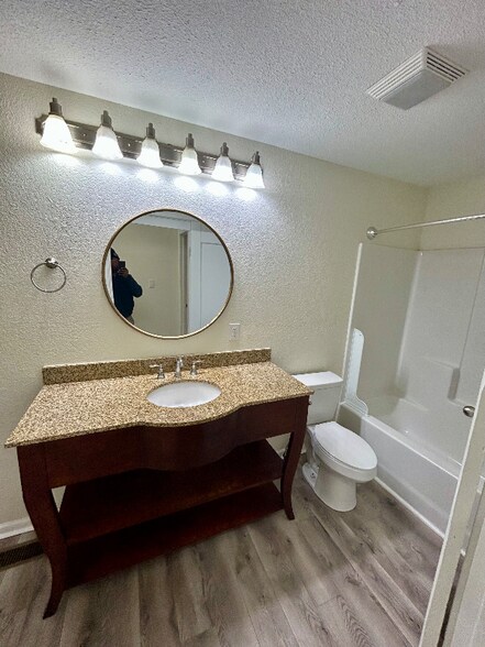 Building Photo - 404 E 18th St