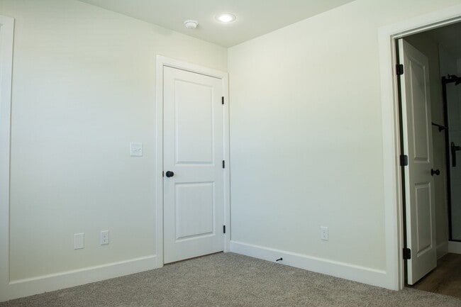 Building Photo - Newer Townhouse in the heart of West Fork !