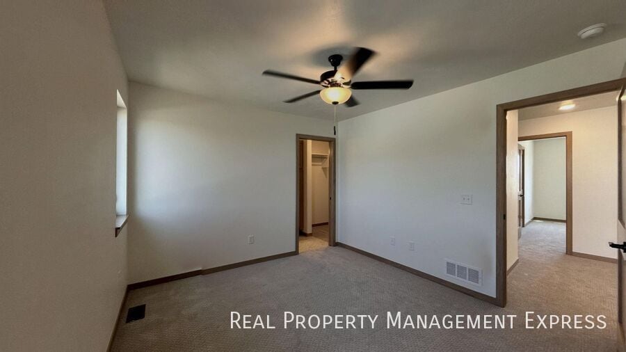 Building Photo - Modern 3 Bed 2.5 Bath Townhome Located in ...