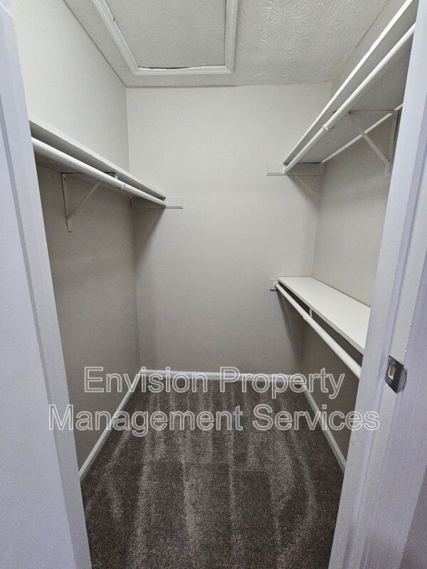 Building Photo - 8577 Pineview Ln