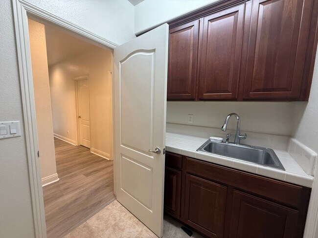 Building Photo - Huge Home in Anatolia Village!