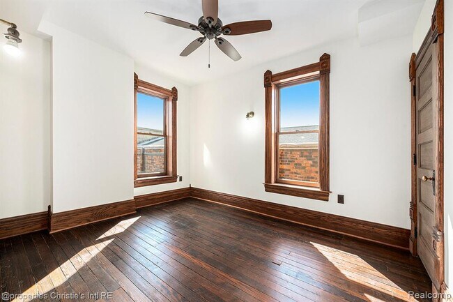 Building Photo - 701 W Canfield St