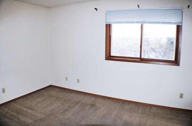 Building Photo - $1100 | 2 Bedroom, 1 Bathroom Condo | Cat ...