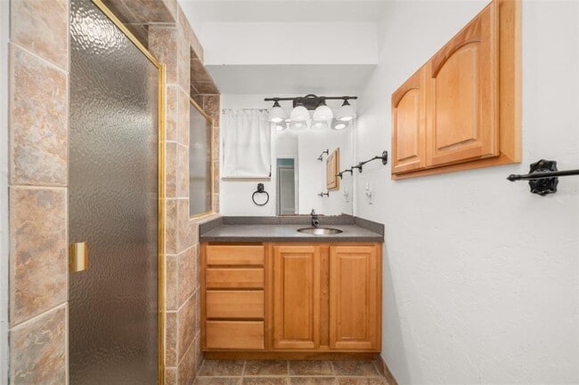 Building Photo - 2551 Lakeview Dr