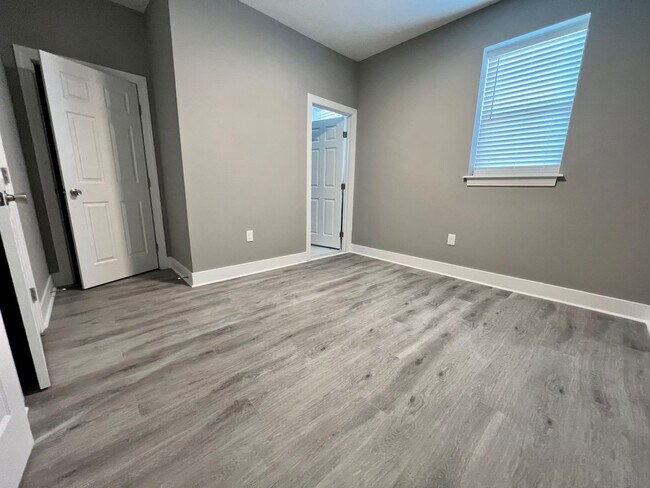 Building Photo - Newly Renovated 2-Bedroom Apartment in Sou...