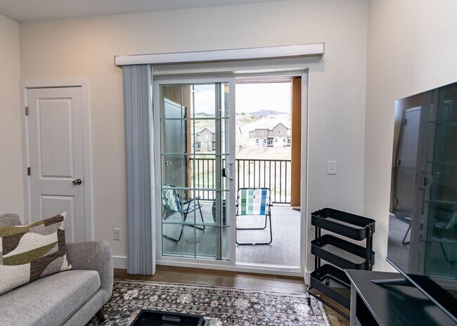 Building Photo - 1 bed, 1 bath Top Floor near Garden of the Gods