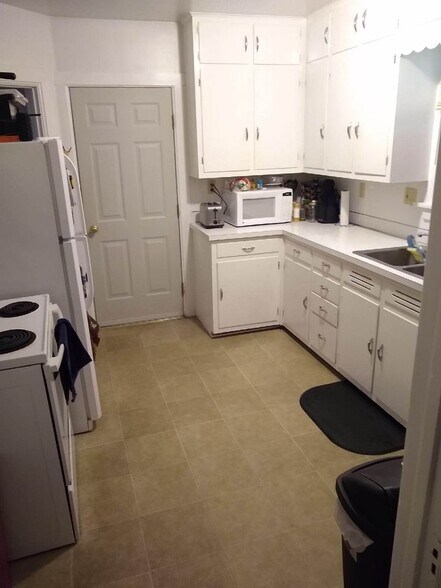 Kitchen - 835 Lancaster St