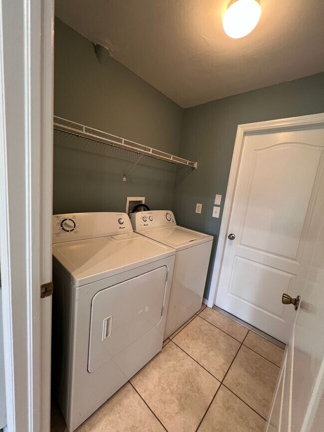 Building Photo - Charming 3-bedroom, 2-bath single-family home with a garage.