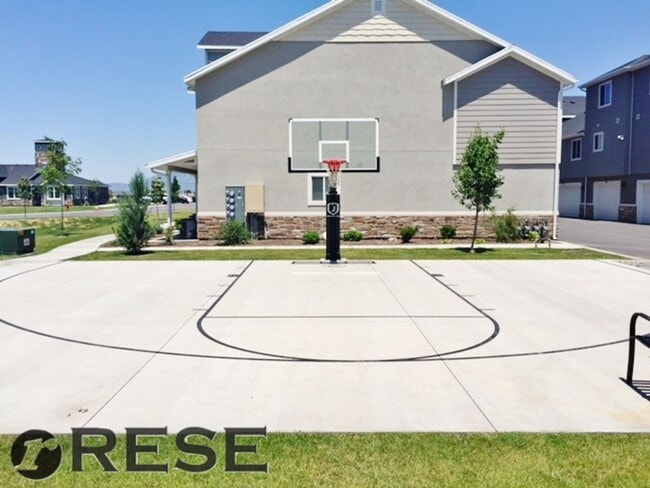 Building Photo - Amazing 2 Story Townhome in Vineyard w/ at...