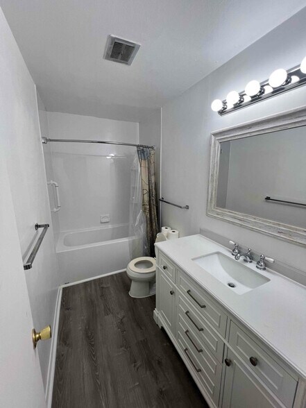 Building Photo - 865 Wilshire Blvd