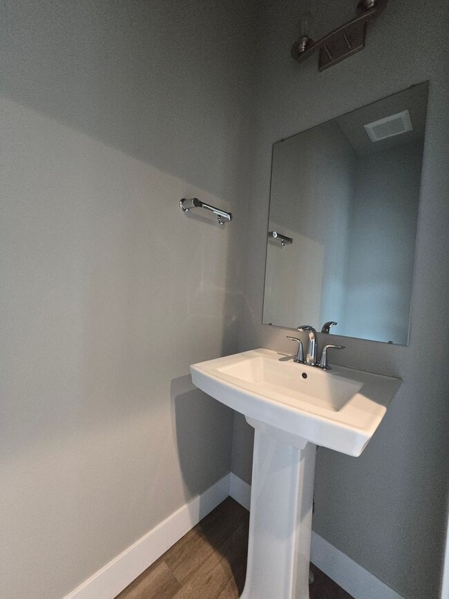 Building Photo - 2 bedroom 2.5 Bathroom Townhome