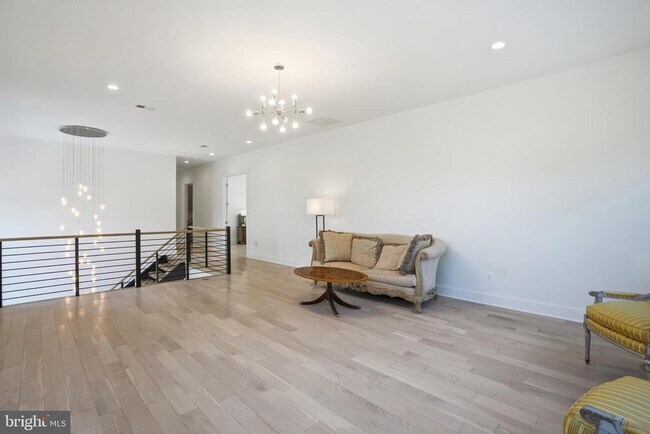 Building Photo - 1513 Oakview Dr