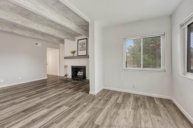 Building Photo - Charming 3-Bed Penthouse Condo in Denver w...
