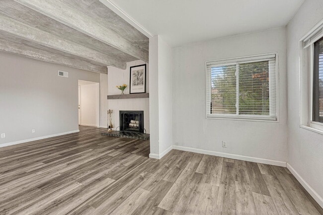 Building Photo - Charming 3-Bed Penthouse Condo in Denver with 2 full bathrooms! – Open Floor Plan *Move in specia...