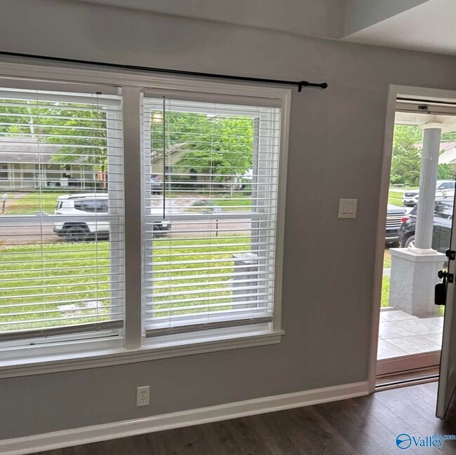 Building Photo - 1112 NE Wellman Ave